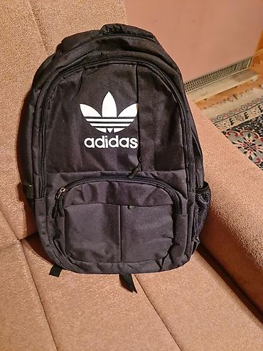 dj: Adidas ranac – crni, sa belim Trefoil logotipom na prednjoj strani. - — 1