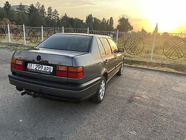 mazda 323: Volkswagen Vento: 1993 г., 1.8 л, Механика, Седан — 2