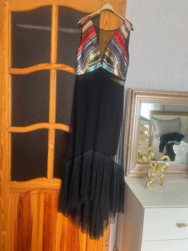 Plaşlar: Ziyafet geyimi 42 razmerdir 70manata satilir