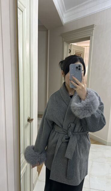 длинное трикотажное платье с капюшоном: Женское пальто-накидка с поясом и пушистыми рукавами - Цвет