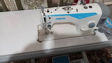 вышивальная машина: Швейная машина Jack, Вышивальная, Полуавтомат
