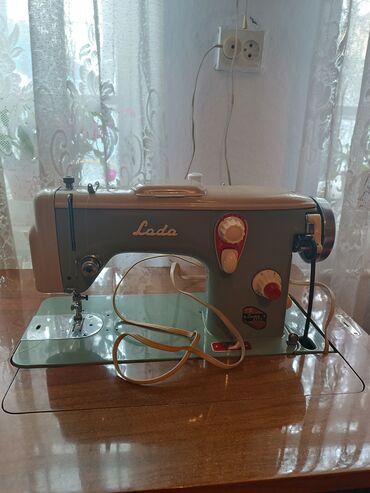 ручной швейный машинка: Швейная машина Ручной