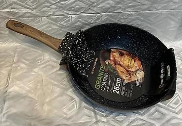 drveni stol: WOK Granitni tiganj 26X7,5cm NOVO. Opis proizvoda: Wok tiganj 26 cm je — 5