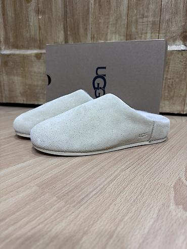 uggi: UGG NEW – krem rəngdə, minimalistik slip-on dizayn. Xüsusiyyətlər: - — 1