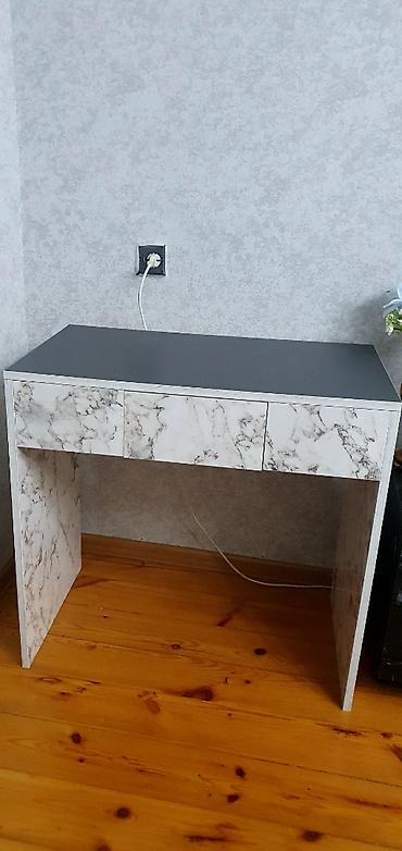Ofis masaları: Yazi masasi
Ölçü: 80×45 cm
Yaxşi vəziyyətdədir — 2