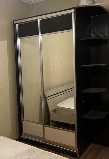 Шкафы: Срочно: Продается стильный черный шкаф с зеркальными дверцами на