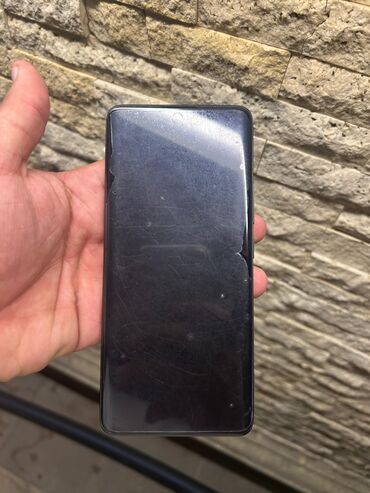 Техника для кухни: Bu, qara rəngdə, arxa tərəfində üç kamera modulu olan bir smartfondur