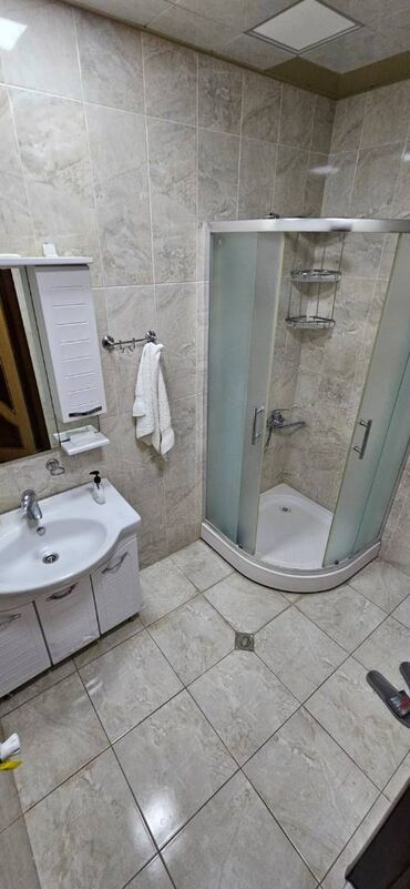 Uzunmüddətli kirayə mənzillər: Həzi Aslanov metrosu yanında mənzil kirayə verilir. Mərtəbə 18/12 — 2