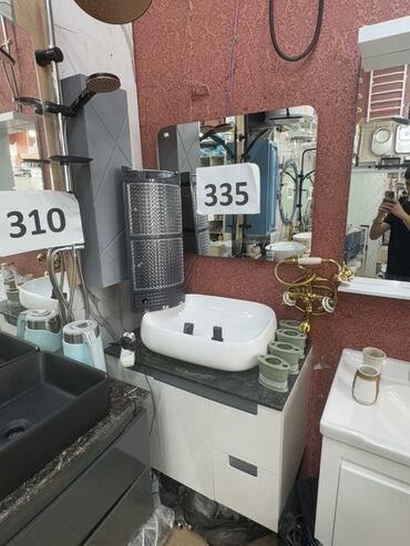 çanağ: Ağ rəngli keramika lavabo, tünd rəngli səthə malik ağ rəngli şkafla