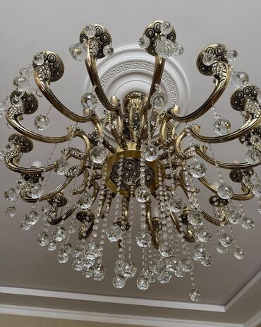 qedimi xrustal: Çılçıraq, 10 və daha çox lampa, Xrustal