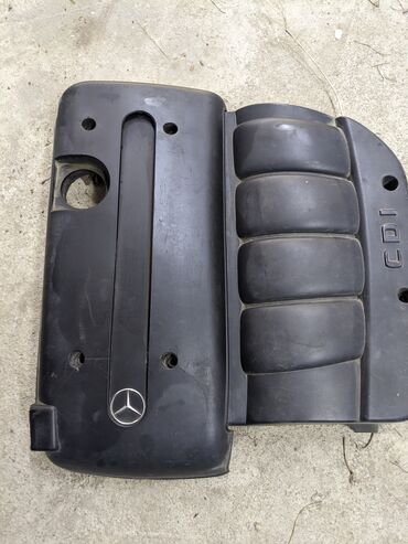 продаю авто с последующим выкупом: Крышка двигателя Mercedes-Benz CDI черного цвета, предназначенная для