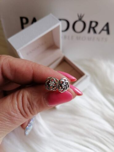 Minđuše: Pandora minđuše
Dobija se u kutijici
Cena:2100din — 21