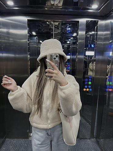 tuklu papaq: Bej rəngli teddy dəst – fermuarlı kürk jaket və uyğun bucket papaq - — 1