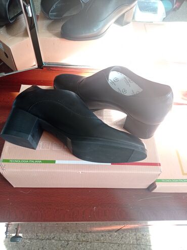 женские кожаные туфли: Туфли 39, цвет - Черный