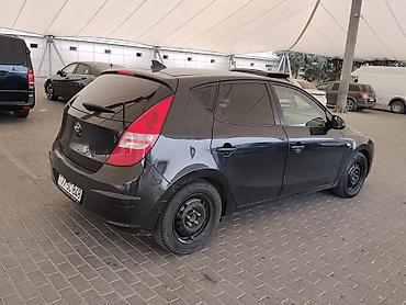 i30: Hyundai i30 hatchback, qara rəng, 5 qapı. Əsas xüsusiyyətlər: - — 4