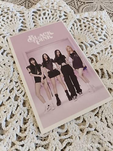 blackpink lightstick: BLACKPINK temalı poçt açıqçası - Ön tərəfdə qız qrupunun rəsmi — 2