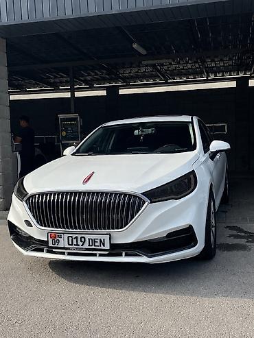 Hongqi H5, белый седан бизнес-класса. 1.8 турбо. На проставках