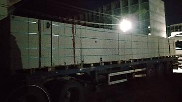 Низкорамный полуприцеп-площадка для перевозки негабаритных и