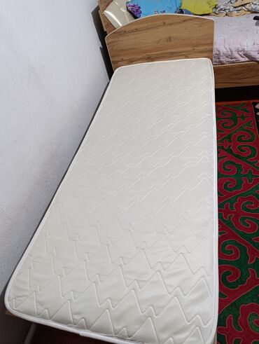 металлический кроват: Односпальная Кровать, Б/у