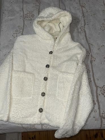 ag jaket: Ağ rəngli, kapüşonlu tüklü jaket/kardaşka. - Yumşaq, isti və tüklü — 1