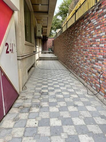 Digər kommersiya daşınmaz əmlakı: Xətai rayonu, 550 kvm olan təmirli obyekt icarəyə verilir 3500 manata — 8