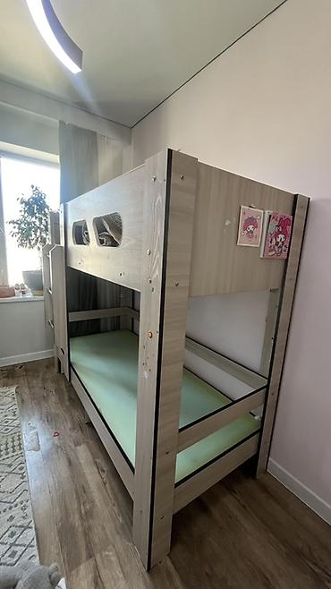 Двухъярусная детская кровать из ЛДСП в светлом древесном оттенке at lalafo.kg Двухъярусная детская кровать из ЛДСП в светлом древесном оттенке