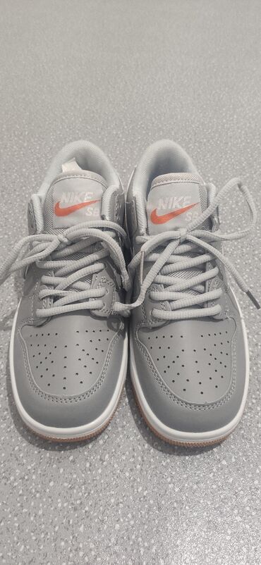 кроссовки nike air jordan: Кроссовкалар, 35, Nike, Жаңы, түсү - Боз, Өзү алып кетүү