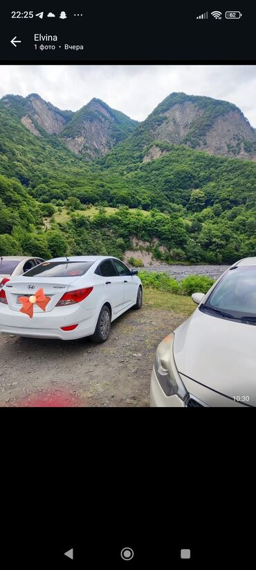 mersefes e220 d 2013 modeli ucun akumilyator vsrmı: Ağ rəngli, 4 qapılı Hyundai Accent sedan avtomobili dağlıq ərazidə