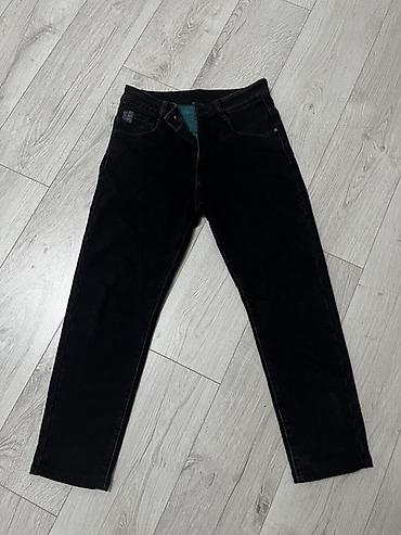 мужской одежды: Джинсы черные, классический крой slim/straight. Пятикарманная модель — 1