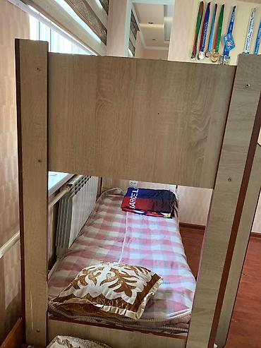 90 см: Двухъярусная кровать в светлом древесном оттенке. - Два спальных — 4