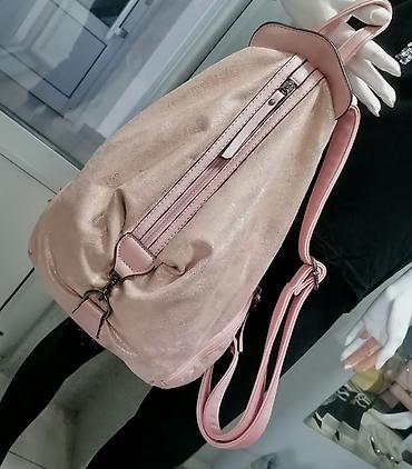 prodaja novcanika: Elegantan ženski ranac u roze zlatnoj boji, izrađen od materijala koji — 6