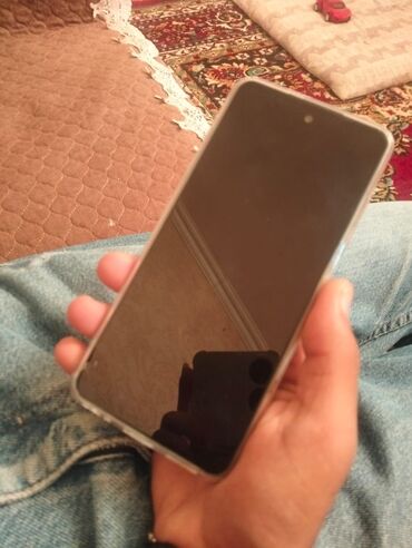 honor x9a irşad: Smartfon - Tam ekranlı, ön kameraya görə mərkəzdə deşikli ekran