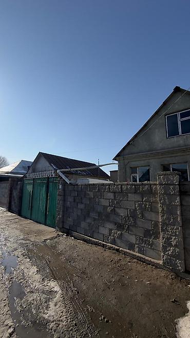 Продажа коттеджей и домов: Срочно продаётся дом Локация: район Ак-Босого Площадь участка: 4,5 — 5