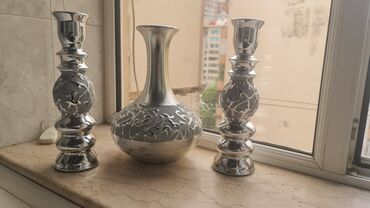 dekor ev: Bu dəstə iki şamdan və bir vaza daxildir. Hər üç əşya gümüşü rəngdədir