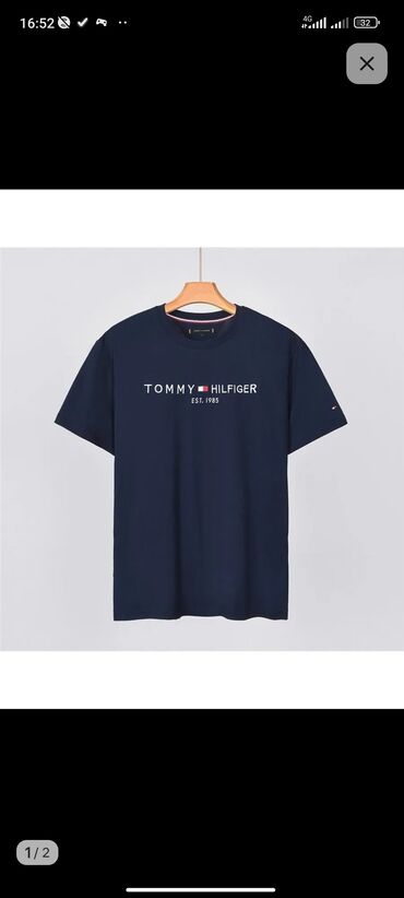 где можно продать старые вещи в бишкеке: Темно-синяя футболка от Tommy Hilfiger с короткими рукавами. На груди