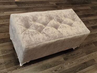 Пуфики: Элегантная банкетка прямоугольной формы, обтянутая мягкой тканью — 10