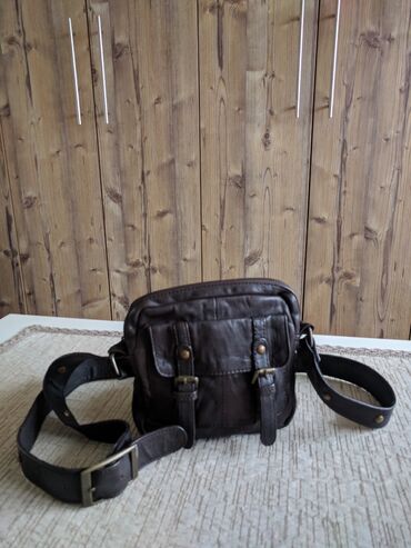 muska levis torbica: Tamno braon kožna torbica 20 × 20 cm sa strane širina 5 cm. Iznutra