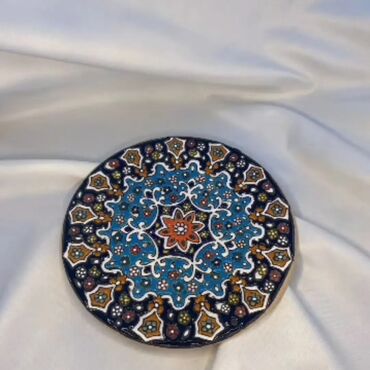 Digər ev dekoru: Zərif naxışlı və parlaq rəngli mina qapaqlı qab. Bu qab mürəkkəb — 5