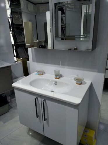 hamam ucun moydadir: Ağ rəngli rəfli güzgü ilə birlikdə vannanın ağ rəngli şkafı. Şkafda
