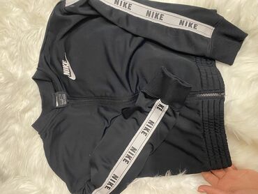 ženske trenerke za punije dame: Nike, M (EU 38), Single-colored, color - Black