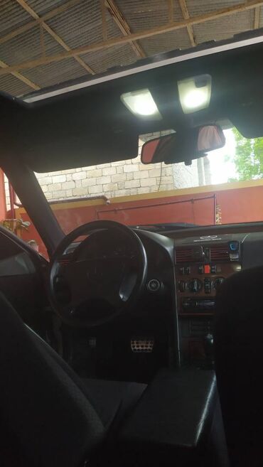 Mercedes-Benz: Mercedes-Benz 220: 2.2 l | 1995 il Sedan — 4