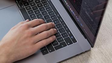 Apple MacBook: Apple MacBook Pro 15.4” (2018) – Touch Bar, Retina - Prosessor: Intel — 6