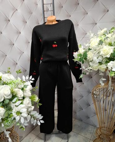 Kompleti: Ženski pleteni komplet – džemper i pantalone sa motivima - Model — 1