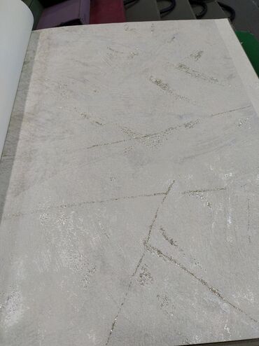 metbex divar kağızları: Dekorativ divar kağızı – açıq boz/bej tonlarında beton effekti -