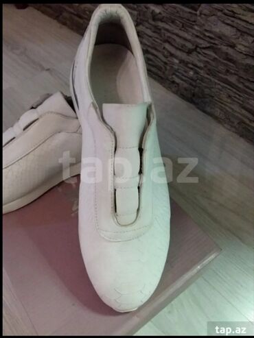 Ayaqqabılar: Məhsul: Kişi ayaqqabıları – 2 cüt, qəhvəyi rəng 1) Klassik slip-on — 14