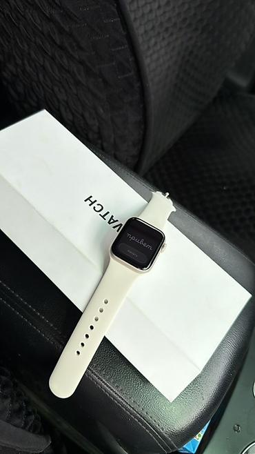 bt fm modulator: Apple Watch с прямоугольным дисплеем и светлым спортивным ремешком — 1