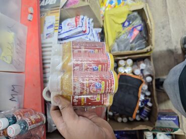 огурцы домашние: Набор из шести бутылочек с жидким продуктом, упакованных вместе для