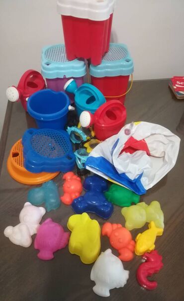 ikea igračke za decu: Igračke plastične, 20 kom sve za 1000 din. 12 figurica, 3 kantice, 4