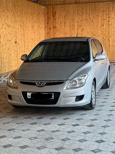 Hyundai: Hyundai i30 hatchback – gümüş rəng - Korpus: 5 qapılı hatchback — 2