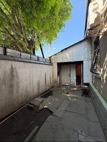 Продажа коттеджей и домов: 🏡 Продается дом в центре города! 📍 Пересечение улиц Ахунбаева — Байтик — 10